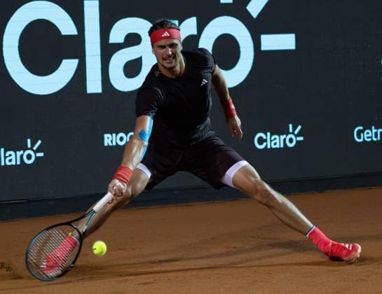 (250222) -- RIO DE JANEIRO, Feb. 22, 2025 -- Alexander Zverev of Germany hits a return during the men s singles quarterfinal match against Francisco Comesana of Argentina at the 2025 ATP, Tennis Herren 500 Rio Open at Jockey Club Brasileiro in Rio de Janeiro, Brazil, Feb. 21, 2025. ) (SP)BRAZIL-RIO DE JANEIRO-TENNIS-RIO OPEN-MEN S SINGLES-QUARTERFINAL WangxTiancong 