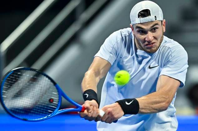 (250222) -- DOHA, Feb. 22, 2025 -- Jack Draper of Britain hits a return during the men s singles semifinal match between Jiri Lehecka of the Czech Republic and Jack Draper of Britain at the ATP, Tennis Herren Qatar Open tennis tournament in Doha, Qatar, Feb. 21, 2025. (Photo by Xinhua) (SP)QATAR-DOHA-TENNIS-ATP QATAR OPEN 2025-MEN S SINGLES-SEMIFINAL Nikku 