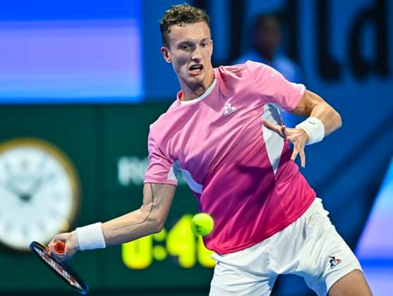 (250222) -- DOHA, Feb. 22, 2025 -- Jiri Lehecka of the Czech Republic hits a return during the men s singles semifinal match between Jiri Lehecka of the Czech Republic and Jack Draper of Britain at the ATP, Tennis Herren Qatar Open tennis tournament in Doha, Qatar, Feb. 21, 2025. (Photo by Xinhua) (SP)QATAR-DOHA-TENNIS-ATP QATAR OPEN 2025-MEN S SINGLES-SEMIFINAL Nikku 