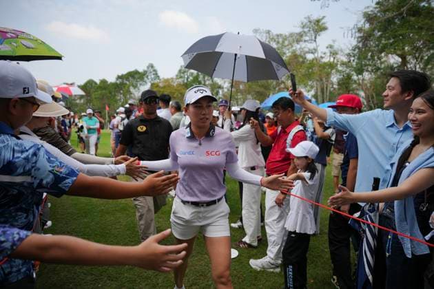 LPGA, Golf Damen Thailand 2025 Jeeno Thitikul of Thailand is interacting with the fans during the Round 3 of the Honda LPGA Thailand 2025 at Siam Country Club Old Course on February 22, 2025 in Pattaya, Chonburi, Thailand. Pattaya Chonburi Thailand  Copyright: xVachiraxVachirax originalFilename:kalong-lpgathai250222_npStE.jpg