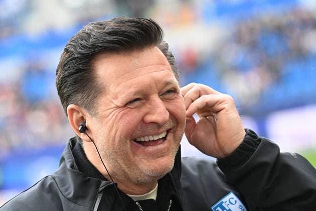 22 02 2025, xjhx, Soccer 2 Bundesliga, Karlsruher SC 1 FC Magdeburg v l Coach Coach Christian Titz 1 FC Magdeburg DFL DFB REGULATIONS PROHIBIT ANY USE OF PHOTOGRAPHS as IMAGE SEQUENCES and or QUASI VIDEO Karlsruhe
