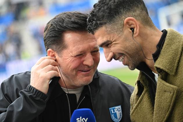 22.02.2025, xjhx, Fussball 2.Bundesliga, Karlsruher SC - 1.FC Magdeburg v.l. Trainer Coach Christian Titz (1.FC Magdeburg) Enis Hajri (DFL DFB REGULATIONS PROHIBIT ANY USE OF PHOTOGRAPHS as IMAGE SEQUENCES and or QUASI-VIDEO) Karlsruhe
