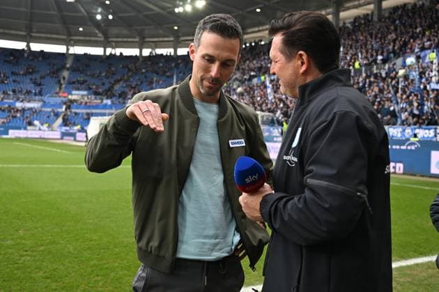 22 02 2025, xjhx, Fußball 2 Bundesliga, Karlsruher SC 1 FC Magdeburg v l Trainer Christian Eichner Karlsruher SC KSC Trainer Coach Christian Titz 1 FC Magdeburg DFL DFB REGULATIONS PROHIBIT ANY USE OF PHOTOGRAPHS as IMAGE SEQUENCES and or QUASI VIDEO Karlsruhe