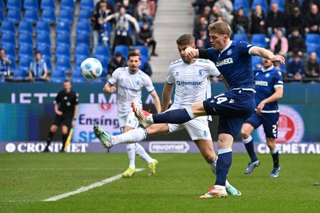 22 02 2025, xjhx, Soccer 2 Bundesliga, Karlsruher SC 1 FC Magdeburg v l Jonah Fabisch 1 FC Magdeburg Mikkel Kaufmann Karlsruher SC KSC Zweikampf, Aktion, action, battle for the ball DFL DFB REGULATIONS PROHIBIT ANY USE OF PHOTOGRAPHS as IMAGE SEQUENCES and or QUASI VIDEO Karlsruhe