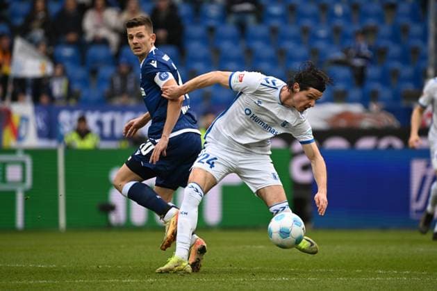 22 02 2025, xjhx, Soccer 2 Bundesliga, Karlsruher SC 1 FC Magdeburg v l Marvin Wanitzek Karlsruher SC KSC Jean Hugonet 1 FC Magdeburg Zweikampf, Aktion, action, battle for the ball DFL DFB REGULATIONS PROHIBIT ANY USE OF PHOTOGRAPHS as IMAGE SEQUENCES and or QUASI VIDEO Karlsruhe
