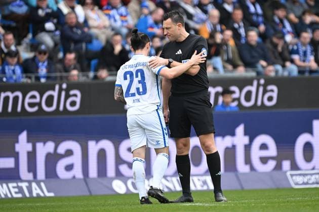 22 02 2025, xjhx, Soccer 2 Bundesliga, Karlsruher SC 1 FC Magdeburg v l Baris Atik 1 FC Magdeburg Referee Referee Sven Jablonski Bremen DFL DFB REGULATIONS PROHIBIT ANY USE OF PHOTOGRAPHS as IMAGE SEQUENCES and or QUASI VIDEO Karlsruhe