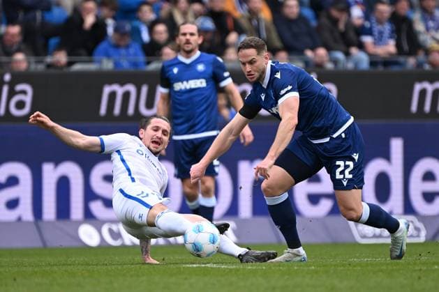 22 02 2025, xjhx, Fußball 2 Bundesliga, Karlsruher SC 1 FC Magdeburg v l Baris Atik 1 FC Magdeburg Christoph Kobald Karlsruher SC KSC Zweikampf, Aktion, action, battle for the ball DFL DFB REGULATIONS PROHIBIT ANY USE OF PHOTOGRAPHS as IMAGE SEQUENCES and or QUASI VIDEO Karlsruhe