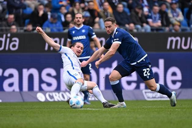 22 02 2025, xjhx, Fußball 2 Bundesliga, Karlsruher SC 1 FC Magdeburg v l Baris Atik 1 FC Magdeburg Christoph Kobald Karlsruher SC KSC Zweikampf, Aktion, action, battle for the ball DFL DFB REGULATIONS PROHIBIT ANY USE OF PHOTOGRAPHS as IMAGE SEQUENCES and or QUASI VIDEO Karlsruhe