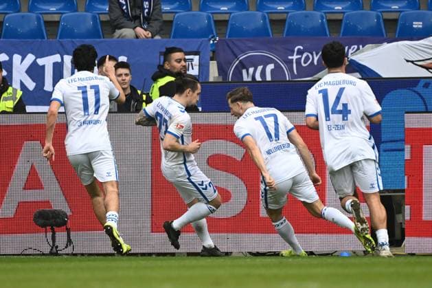 22 02 2025, xjhx, Fußball 2 Bundesliga, Karlsruher SC 1 FC Magdeburg v l Torjubel nach dem Tor zum celebrating the goal celebrate 0 1 durch Baris Atik 1 FC Magdeburg DFL DFB REGULATIONS PROHIBIT ANY USE OF PHOTOGRAPHS as IMAGE SEQUENCES and or QUASI VIDEO Karlsruhe