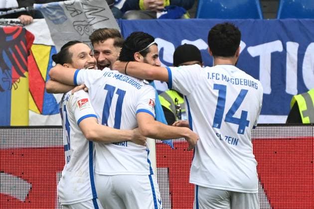 22 02 2025, xjhx, Fußball 2 Bundesliga, Karlsruher SC 1 FC Magdeburg v l Torjubel nach dem Tor zum celebrating the goal celebrate 0 1 durch Baris Atik 1 FC Magdeburg DFL DFB REGULATIONS PROHIBIT ANY USE OF PHOTOGRAPHS as IMAGE SEQUENCES and or QUASI VIDEO Karlsruhe