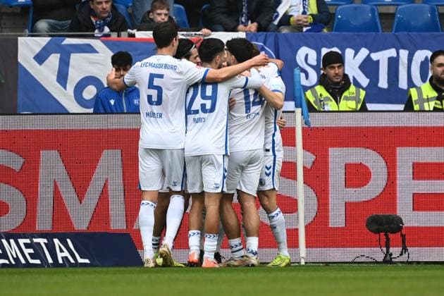 22 02 2025, xjhx, Fußball 2 Bundesliga, Karlsruher SC 1 FC Magdeburg v l Torjubel nach dem Tor zum celebrating the goal celebrate 0 1 durch Baris Atik 1 FC Magdeburg DFL DFB REGULATIONS PROHIBIT ANY USE OF PHOTOGRAPHS as IMAGE SEQUENCES and or QUASI VIDEO Karlsruhe