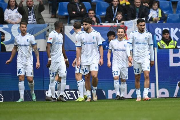 22 02 2025, xjhx, Fußball 2 Bundesliga, Karlsruher SC 1 FC Magdeburg v l Torjubel nach dem Tor zum celebrating the goal celebrate 0 1 durch Baris Atik 1 FC Magdeburg DFL DFB REGULATIONS PROHIBIT ANY USE OF PHOTOGRAPHS as IMAGE SEQUENCES and or QUASI VIDEO Karlsruhe