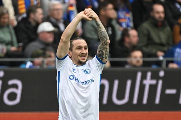 22 02 2025, xjhx, Fußball 2 Bundesliga, Karlsruher SC 1 FC Magdeburg v l Torjubel nach dem Tor zum celebrating the goal celebrate 0 1 durch Baris Atik 1 FC Magdeburg DFL DFB REGULATIONS PROHIBIT ANY USE OF PHOTOGRAPHS as IMAGE SEQUENCES and or QUASI VIDEO Karlsruhe