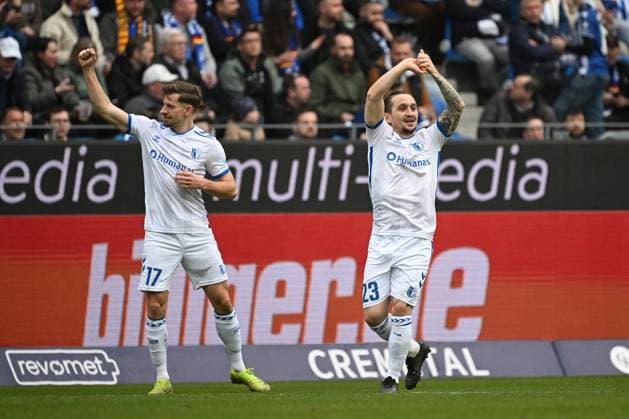 22 02 2025, xjhx, Fußball 2 Bundesliga, Karlsruher SC 1 FC Magdeburg v l Torjubel nach dem Tor zum celebrating the goal celebrate 0 1 durch Baris Atik 1 FC Magdeburg DFL DFB REGULATIONS PROHIBIT ANY USE OF PHOTOGRAPHS as IMAGE SEQUENCES and or QUASI VIDEO Karlsruhe