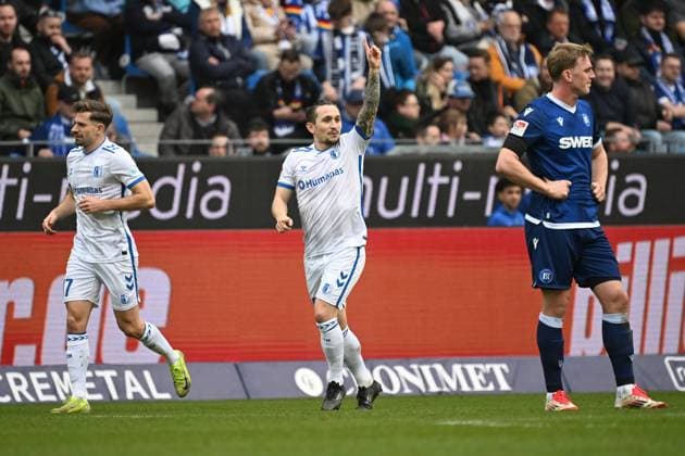 22 02 2025, xjhx, Fußball 2 Bundesliga, Karlsruher SC 1 FC Magdeburg v l Torjubel nach dem Tor zum celebrating the goal celebrate 0 1 durch Baris Atik 1 FC Magdeburg DFL DFB REGULATIONS PROHIBIT ANY USE OF PHOTOGRAPHS as IMAGE SEQUENCES and or QUASI VIDEO Karlsruhe