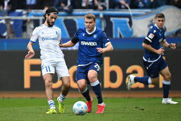 22 02 2025, xjhx, Fußball 2 Bundesliga, Karlsruher SC 1 FC Magdeburg v l Mohammed El Hankouri 1 FC Magdeburg Lasse Günther Karlsruher SC KSC Zweikampf, Aktion, action, battle for the ball DFL DFB REGULATIONS PROHIBIT ANY USE OF PHOTOGRAPHS as IMAGE SEQUENCES and or QUASI VIDEO Karlsruhe