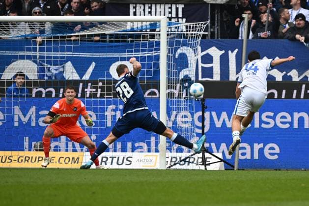 22 02 2025, xjhx, Soccer 2 Bundesliga, Karlsruher SC 1 FC Magdeburg v l Max Weiß Weiss Karlsruher SC KSC Marcel Franke Karlsruher SC KSC Abu Bekir EL Zein 1 FC Magdeburg DFL DFB REGULATIONS PROHIBIT ANY USE OF PHOTOGRAPHS as IMAGE SEQUENCES and or QUASI VIDEO Karlsruhe