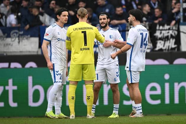 22 02 2025, xjhx, Soccer 2 Bundesliga, Karlsruher SC 1 FC Magdeburg v l Jean Hugonet 1 FC Magdeburg Dominik Reimann 1 FC Magdeburg Mohammed El Hankouri 1 FC Magdeburg Abu Bekir EL Zein 1 FC Magdeburg DFL DFB REGULATIONS PROHIBIT ANY USE OF PHOTOGRAPHS as IMAGE SEQUENCES and or QUASI VIDEO Karlsruhe