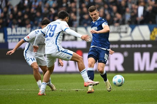 22 02 2025, xjhx, Fußball 2 Bundesliga, Karlsruher SC 1 FC Magdeburg v l Amara Conde 1 FC Magdeburg Marvin Wanitzek Karlsruher SC KSC Zweikampf, Aktion, action, battle for the ball DFL DFB REGULATIONS PROHIBIT ANY USE OF PHOTOGRAPHS as IMAGE SEQUENCES and or QUASI VIDEO Karlsruhe