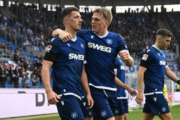 22 02 2025, xjhx, Fußball 2 Bundesliga, Karlsruher SC 1 FC Magdeburg v l Torjubel nach dem Tor zum celebrating the goal celebrate 1 1 durch Nicolai Rapp Karlsruher SC KSC DFL DFB REGULATIONS PROHIBIT ANY USE OF PHOTOGRAPHS as IMAGE SEQUENCES and or QUASI VIDEO Karlsruhe
