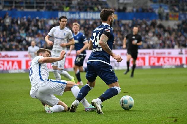 22 02 2025, xjhx, Soccer 2 Bundesliga, Karlsruher SC 1 FC Magdeburg v l Jonah Fabisch 1 FC Magdeburg Fabian Schleusener Karlsruher SC KSC Zweikampf, Aktion, action, battle for the ball DFL DFB REGULATIONS PROHIBIT ANY USE OF PHOTOGRAPHS as IMAGE SEQUENCES and or QUASI VIDEO Karlsruhe