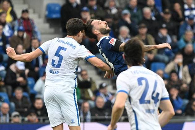 22 02 2025, xjhx, Soccer 2 Bundesliga, Karlsruher SC 1 FC Magdeburg v l Jamie Lawrence 1 FC Magdeburg Fabian Schleusener Karlsruher SC KSC Zweikampf, Aktion, action, battle for the ball DFL DFB REGULATIONS PROHIBIT ANY USE OF PHOTOGRAPHS as IMAGE SEQUENCES and or QUASI VIDEO Karlsruhe