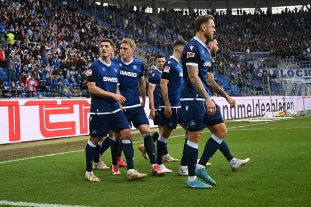 22 02 2025, xjhx, Fußball 2 Bundesliga, Karlsruher SC 1 FC Magdeburg v l Torjubel nach dem Tor zum celebrating the goal celebrate 1 1 Nicolai Rapp Karlsruher SC KSC DFL DFB REGULATIONS PROHIBIT ANY USE OF PHOTOGRAPHS as IMAGE SEQUENCES and or QUASI VIDEO Karlsruhe