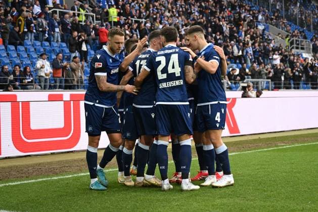 22 02 2025, xjhx, Fußball 2 Bundesliga, Karlsruher SC 1 FC Magdeburg v l Torjubel nach dem Tor zum celebrating the goal celebrate 1 1 Nicolai Rapp Karlsruher SC KSC DFL DFB REGULATIONS PROHIBIT ANY USE OF PHOTOGRAPHS as IMAGE SEQUENCES and or QUASI VIDEO Karlsruhe