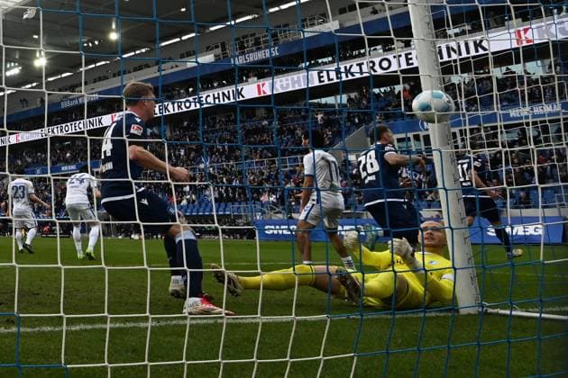 22 02 2025, xjhx, Fußball 2 Bundesliga, Karlsruher SC 1 FC Magdeburg v l Nicolai Rapp Karlsruher SC KSC Torschuetze, erzielt das Tor, Treffer, scores the goal 1 1 Dominik Reimann 1 FC Magdeburg DFL DFB REGULATIONS PROHIBIT ANY USE OF PHOTOGRAPHS as IMAGE SEQUENCES and or QUASI VIDEO Karlsruhe