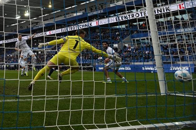 22 02 2025, xjhx, Fußball 2 Bundesliga, Karlsruher SC 1 FC Magdeburg v l Nicolai Rapp Karlsruher SC KSC Torschuetze, erzielt das Tor, Treffer, scores the goal 1 1 Dominik Reimann 1 FC Magdeburg DFL DFB REGULATIONS PROHIBIT ANY USE OF PHOTOGRAPHS as IMAGE SEQUENCES and or QUASI VIDEO Karlsruhe