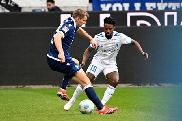22 02 2025, xjhx, Soccer 2 Bundesliga, Karlsruher SC 1 FC Magdeburg v l Andrin Hunziker Karlsruher SC KSC Leon Bell Bell 1 FC Magdeburg Zweikampf, Aktion, action, battle for the ball DFL DFB REGULATIONS PROHIBIT ANY USE OF PHOTOGRAPHS as IMAGE SEQUENCES and or QUASI VIDEO Karlsruhe