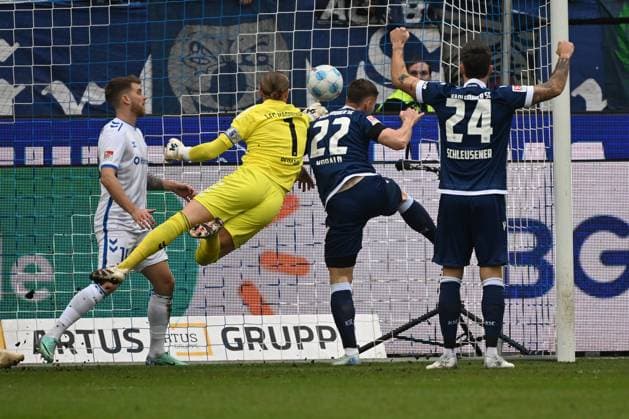 22 02 2025, xjhx, Fussball 2 Bundesliga, Karlsruher SC 1 FC Magdeburg v l Christoph Kobald Karlsruher SC KSC Torschuetze, erzielt das Tor, Treffer, scores the goal 2 1 Dominik Reimann 1 FC Magdeburg DFL DFB REGULATIONS PROHIBIT ANY USE OF PHOTOGRAPHS as IMAGE SEQUENCES and or QUASI VIDEO Karlsruhe