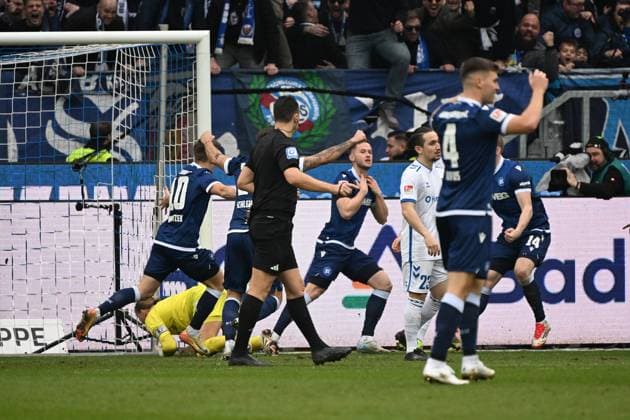 22 02 2025, xjhx, Fußball 2 Bundesliga, Karlsruher SC 1 FC Magdeburg v l Torjubel nach dem Tor zum celebrating the goal celebrate 2 1 durch Christoph Kobald Karlsruher SC KSC DFL DFB REGULATIONS PROHIBIT ANY USE OF PHOTOGRAPHS as IMAGE SEQUENCES and or QUASI VIDEO Karlsruhe