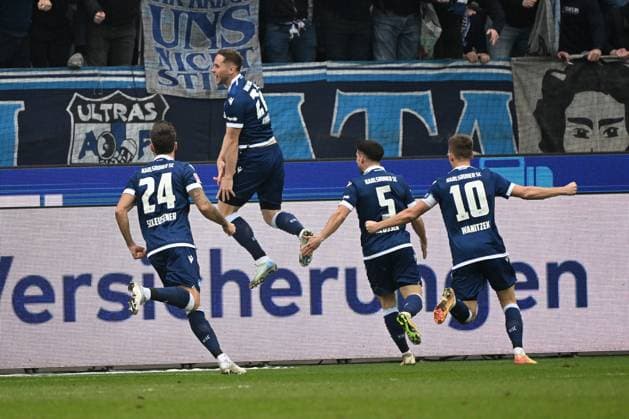 22 02 2025, xjhx, Fußball 2 Bundesliga, Karlsruher SC 1 FC Magdeburg v l Torjubel nach dem Tor zum celebrating the goal celebrate 2 1 durch Christoph Kobald Karlsruher SC KSC DFL DFB REGULATIONS PROHIBIT ANY USE OF PHOTOGRAPHS as IMAGE SEQUENCES and or QUASI VIDEO Karlsruhe
