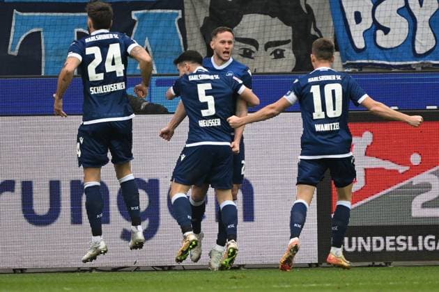 22.02.2025, xjhx, Fussball 2.Bundesliga, Karlsruher SC - 1.FC Magdeburg v.l. Torjubel nach dem Tor zum celebrating the goal celebrate 2:1 durch Christoph Kobald (Karlsruher SC KSC) (DFL DFB REGULATIONS PROHIBIT ANY USE OF PHOTOGRAPHS as IMAGE SEQUENCES and or QUASI-VIDEO) Karlsruhe