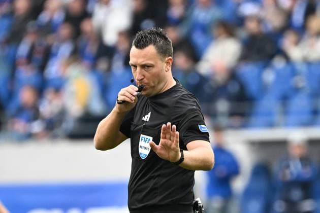 22 02 2025, xjhx, Soccer 2 Bundesliga, Karlsruher SC 1 FC Magdeburg v l Referee Referee Sven Jablonski Bremen DFL DFB REGULATIONS PROHIBIT ANY USE OF PHOTOGRAPHS as IMAGE SEQUENCES and or QUASI VIDEO Karlsruhe