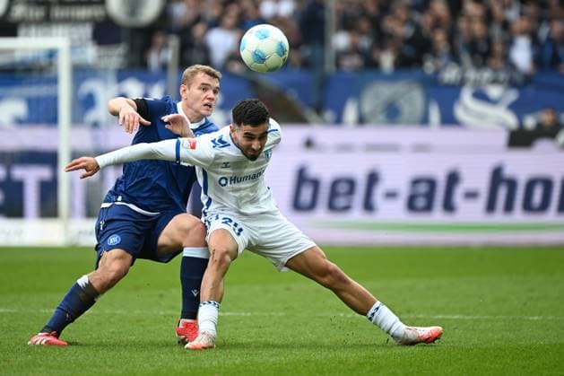 22 02 2025, xjhx, Fußball 2 Bundesliga, Karlsruher SC 1 FC Magdeburg v l Lasse Günther Karlsruher SC KSC Livan Burcu 1 FC Magdeburg Zweikampf, Aktion, action, battle for the ball NAMENSKORREKTUR DFL DFB REGULATIONS PROHIBIT ANY USE OF PHOTOGRAPHS as IMAGE SEQUENCES and or QUASI VIDEO Karlsruhe