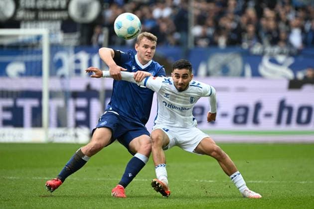 22 02 2025, xjhx, Fußball 2 Bundesliga, Karlsruher SC 1 FC Magdeburg v l Lasse Günther Karlsruher SC KSC Livan Burcu 1 FC Magdeburg Zweikampf, Aktion, action, battle for the ball NAMENSKORREKTUR DFL DFB REGULATIONS PROHIBIT ANY USE OF PHOTOGRAPHS as IMAGE SEQUENCES and or QUASI VIDEO Karlsruhe