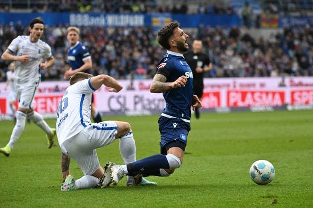 22 02 2025, xjhx, Fußball 2 Bundesliga, Karlsruher SC 1 FC Magdeburg v l Marcu Mathisen 1 FC Magdeburg Fabian Schleusener Karlsruher SC KSC Zweikampf, Aktion, action, battle for the ball NAMENSKORREKTUR DFL DFB REGULATIONS PROHIBIT ANY USE OF PHOTOGRAPHS as IMAGE SEQUENCES and or QUASI VIDEO Karlsruhe