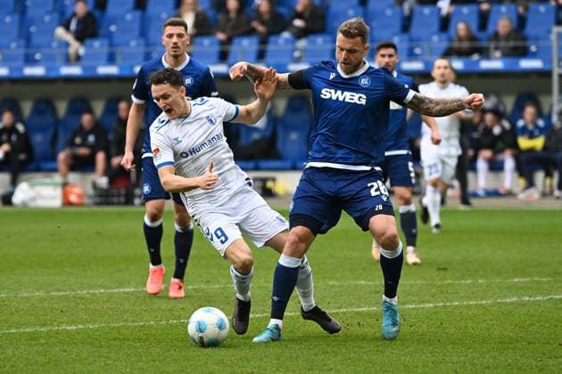 22 02 2025, xjhx, Soccer 2 Bundesliga, Karlsruher SC 1 FC Magdeburg v l Martin Kaars 1 FC Magdeburg Marcel Franke Karlsruher SC KSC Zweikampf, Aktion, action, battle for the ball DFL DFB REGULATIONS PROHIBIT ANY USE OF PHOTOGRAPHS as IMAGE SEQUENCES and or QUASI VIDEO Karlsruhe