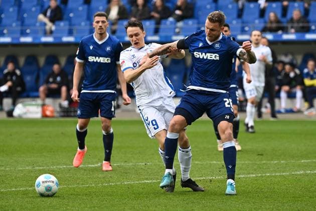 22 02 2025, xjhx, Soccer 2 Bundesliga, Karlsruher SC 1 FC Magdeburg v l Martin Kaars 1 FC Magdeburg Marcel Franke Karlsruher SC KSC Zweikampf, Aktion, action, battle for the ball DFL DFB REGULATIONS PROHIBIT ANY USE OF PHOTOGRAPHS as IMAGE SEQUENCES and or QUASI VIDEO Karlsruhe