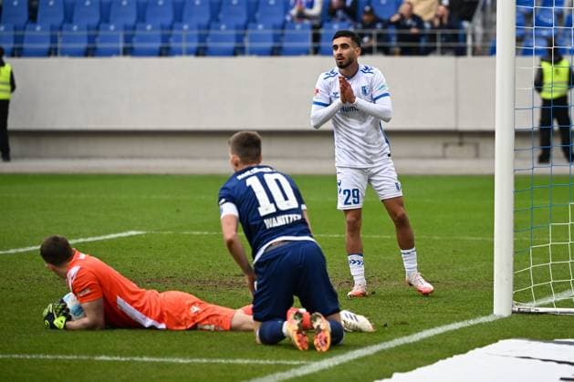22 02 2025, xjhx, Fußball 2 Bundesliga, Karlsruher SC 1 FC Magdeburg v l Livan Burcu 1 FC Magdeburg Max Weiß Weiss Karlsruher SC KSC Marvin Wanitzek Karlsruher SC KSC Zweikampf, Aktion, action, battle for the ball DFL DFB REGULATIONS PROHIBIT ANY USE OF PHOTOGRAPHS as IMAGE SEQUENCES and or QUASI VIDEO Karlsruhe