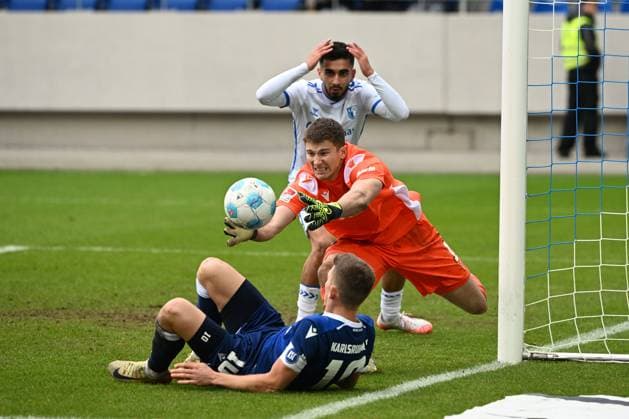 22 02 2025, xjhx, Fußball 2 Bundesliga, Karlsruher SC 1 FC Magdeburg v l Livan Burcu 1 FC Magdeburg Max Weiß Weiss Karlsruher SC KSC Marvin Wanitzek Karlsruher SC KSC Zweikampf, Aktion, action, battle for the ball DFL DFB REGULATIONS PROHIBIT ANY USE OF PHOTOGRAPHS as IMAGE SEQUENCES and or QUASI VIDEO Karlsruhe