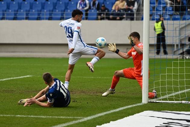22 02 2025, xjhx, Fußball 2 Bundesliga, Karlsruher SC 1 FC Magdeburg v l Livan Burcu 1 FC Magdeburg Max Weiß Weiss Karlsruher SC KSC Marvin Wanitzek Karlsruher SC KSC Zweikampf, Aktion, action, battle for the ball DFL DFB REGULATIONS PROHIBIT ANY USE OF PHOTOGRAPHS as IMAGE SEQUENCES and or QUASI VIDEO Karlsruhe