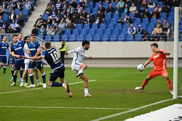 22 02 2025, xjhx, Fußball 2 Bundesliga, Karlsruher SC 1 FC Magdeburg v l Livan Burcu 1 FC Magdeburg Max Weiß Weiss Karlsruher SC KSC Marvin Wanitzek Karlsruher SC KSC Zweikampf, Aktion, action, battle for the ball DFL DFB REGULATIONS PROHIBIT ANY USE OF PHOTOGRAPHS as IMAGE SEQUENCES and or QUASI VIDEO Karlsruhe