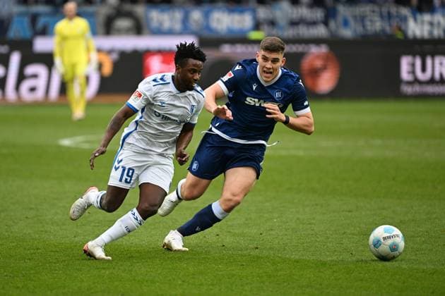 22 02 2025, xjhx, Soccer 2 Bundesliga, Karlsruher SC 1 FC Magdeburg v l Lubambo Musonda 1 FC Magdeburg Marcel Beifus Karlsruher SC KSC Zweikampf, Aktion, action, battle for the ball DFL DFB REGULATIONS PROHIBIT ANY USE OF PHOTOGRAPHS as IMAGE SEQUENCES and or QUASI VIDEO Karlsruhe