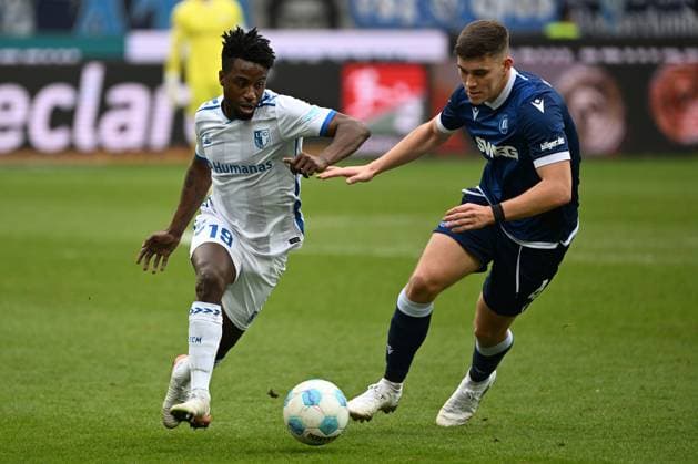 22 02 2025, xjhx, Soccer 2 Bundesliga, Karlsruher SC 1 FC Magdeburg v l Lubambo Musonda 1 FC Magdeburg Marcel Beifus Karlsruher SC KSC Zweikampf, Aktion, action, battle for the ball DFL DFB REGULATIONS PROHIBIT ANY USE OF PHOTOGRAPHS as IMAGE SEQUENCES and or QUASI VIDEO Karlsruhe