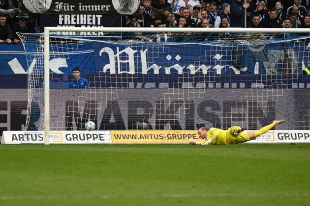 22 02 2025, xjhx, Soccer 2 Bundesliga, Karlsruher SC 1 FC Magdeburg v l Dominik Reimann 1 FC Magdeburg at the goal to 3 1 by Marvin Wanitzek Karlsruher SC KSC DFL DFB REGULATIONS PROHIBIT ANY USE OF PHOTOGRAPHS as IMAGE SEQUENCES and or QUASI VIDEO Karlsruhe