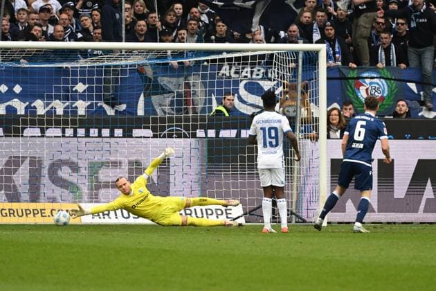 22 02 2025, xjhx, Soccer 2 Bundesliga, Karlsruher SC 1 FC Magdeburg v l Dominik Reimann 1 FC Magdeburg at the goal to 3 1 by Marvin Wanitzek Karlsruher SC KSC DFL DFB REGULATIONS PROHIBIT ANY USE OF PHOTOGRAPHS as IMAGE SEQUENCES and or QUASI VIDEO Karlsruhe