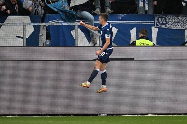 22 02 2025, xjhx, Fußball 2 Bundesliga, Karlsruher SC 1 FC Magdeburg v l Torjubel nach dem Tor zum celebrating the goal celebrate 3 1 durch Marvin Wanitzek Karlsruher SC KSC DFL DFB REGULATIONS PROHIBIT ANY USE OF PHOTOGRAPHS as IMAGE SEQUENCES and or QUASI VIDEO Karlsruhe
